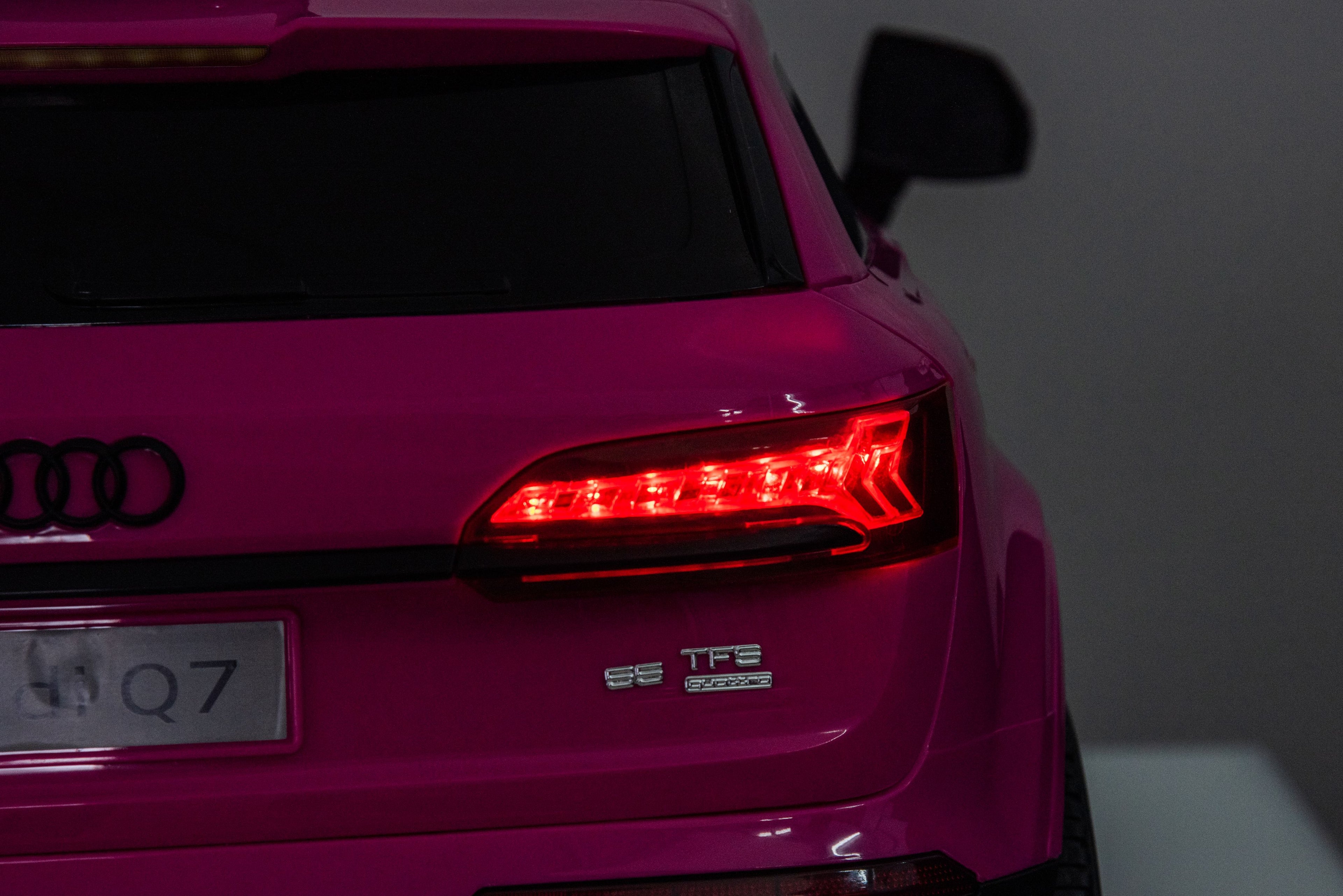 Акумулаторна кола Licensed Audi Q7 Pink by Kikkaboo